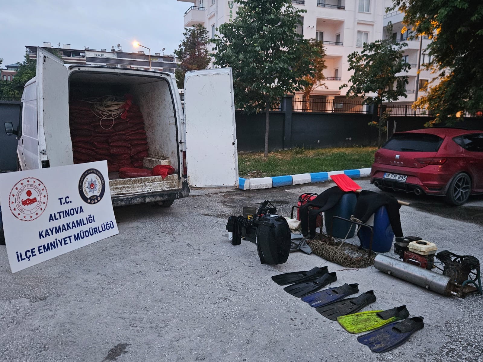 Yalova’da Polis Kontrolünde Kaçak Midye Operasyonu: 2 Ton 300 Kilo Ele Geçirildi